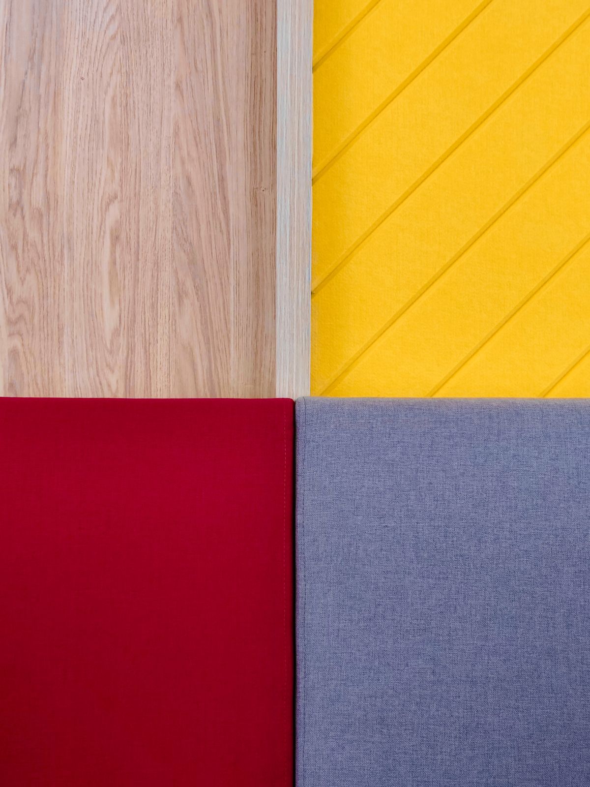 Cat, Wallpaper, HPL, atau Panel Dekoratif? Memilih Material Dinding Kantor yang Tepat