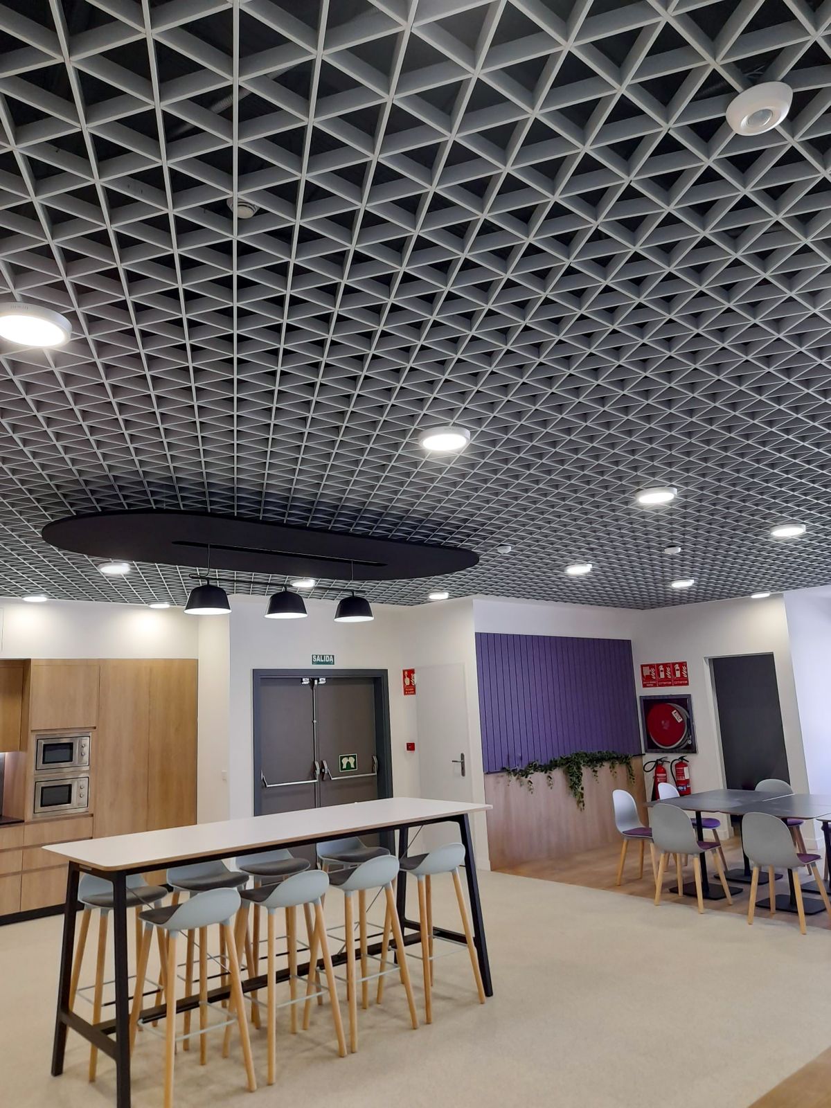 Memilih Desain dan Material Plafon yang Tepat untuk Interior Kantor